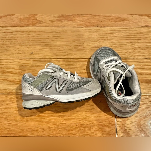 New Balance 990v5 gray toddler shoes great condition size